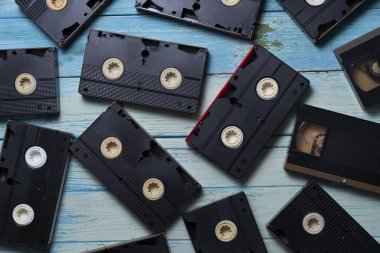 VHS Video kasetleri ahşap masa arkaplanı, film ve müzik konsepti