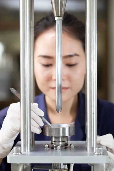 Junge Asiatische Ingenieurin Baut Und Testet Maschine Labor Fabrik Engineering — Stockfoto