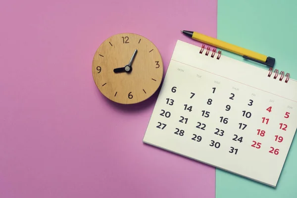 关闭粉红和绿色桌子上的日历和时钟 规划商务会议或旅行规划概念 — 图库照片
