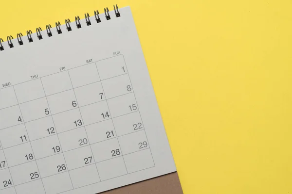 Nahaufnahme Des Kalenders Auf Dem Gelben Tischhintergrund Planung Für Geschäftstreffen — Stockfoto