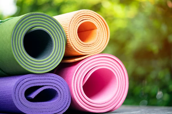 Primer Plano Colorida Esterilla Yoga Sobre Mesa Deporte Concepto Saludable —  Fotos de Stock