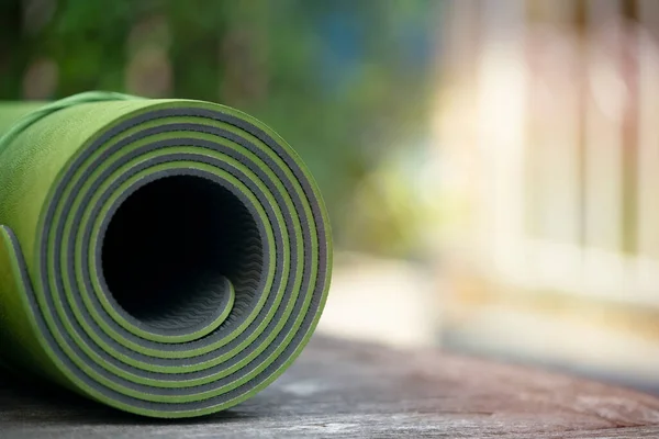 Primer Plano Esterilla Yoga Verde Sobre Mesa Deporte Concepto Saludable — Foto de Stock