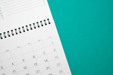 Takvimin yeşil masa arka planında kapatılması, iş toplantısı veya seyahat planlama konsepti için planlama