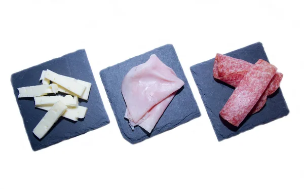 Rebanadas de salami en placas de pizarra vistas desde arriba —  Fotos de Stock