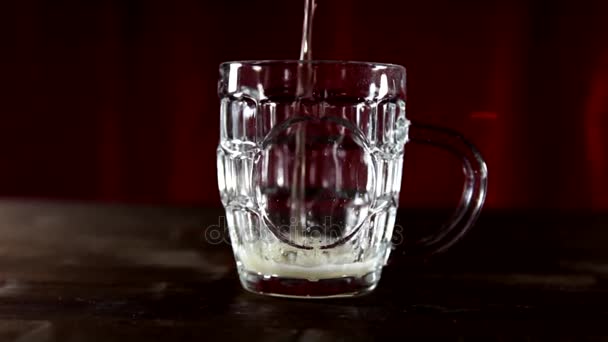 Taza llena de cerveza en la mesa de madera desde arriba — Vídeos de Stock