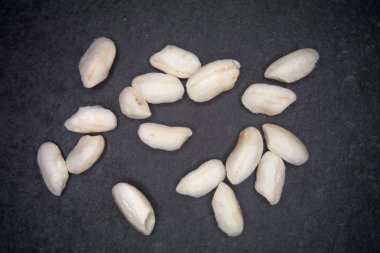 Slate üzerinde şişmiş pirinç