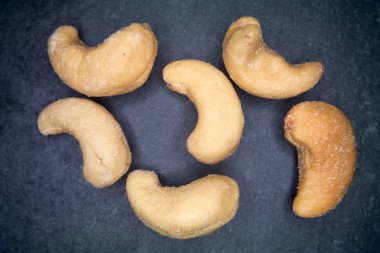 Kaju fıstığı kayrak üzerine