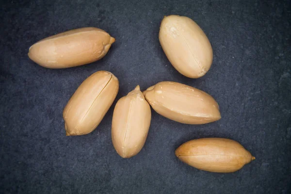 Amendoins descascados na ardósia — Fotografia de Stock