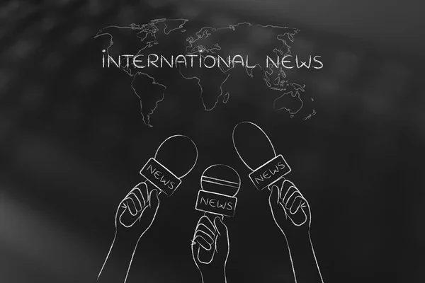 Microfoni reporter sulla mappa del mondo, copertura delle notizie e titoli co — Foto Stock