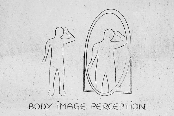 Худый человек смотрит в зеркало и видит себя перевесом — стоковое фото