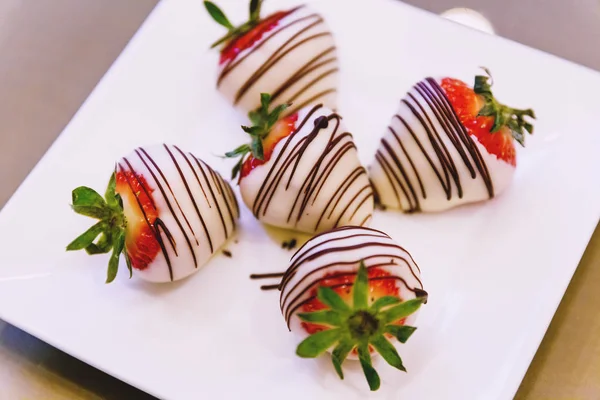 Chocolate cubierto fresas delicioso bocadillo — Foto de Stock