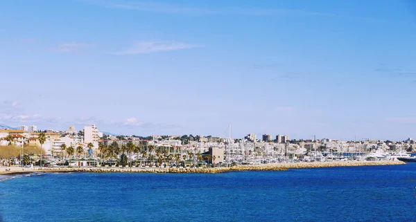 De Côte d'Azur kust stad van Golfe Juan en de haven — Stockfoto