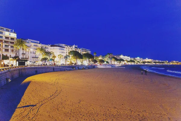 Cannes Croisette beach při západu slunce, pohled přes řadu luxusních ho — Stock fotografie