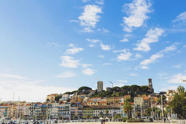 Het Pantiero-gebied in de oude stad van Cannes' (Suquet toren en Vieux Po — Stockfoto