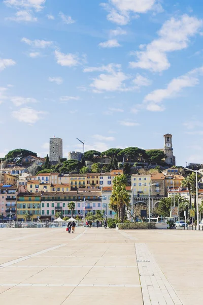 Het Pantiero-gebied in de oude stad van Cannes' (Suquet toren en Vieux Po — Stockfoto