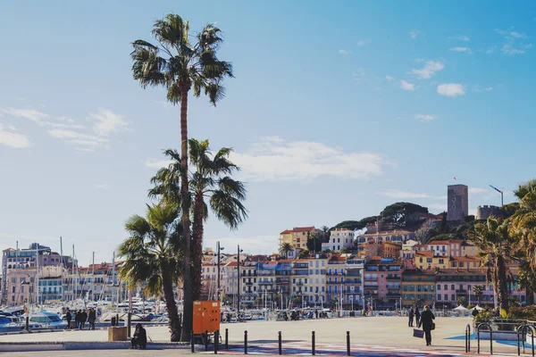 Het Pantiero-gebied in de oude stad van Cannes' (Suquet toren en Vieux Po — Stockfoto