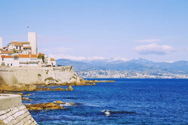 Zee uitzicht over de Middellandse-Zeekust van Antibes, Frankrijk — Stockfoto