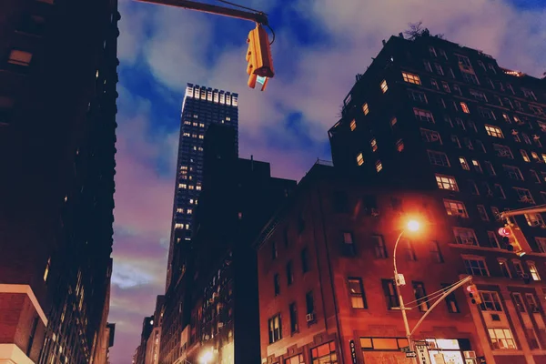 Manhattan (New York) Straße mit Wolkenkratzern — Stockfoto