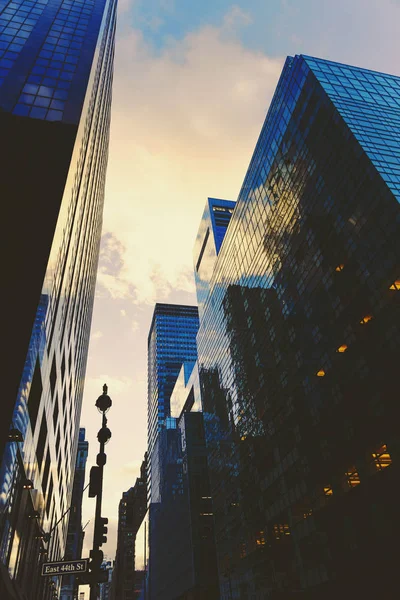 Manhattan (New York) street featuring skyscapers — Stock Photo, Image