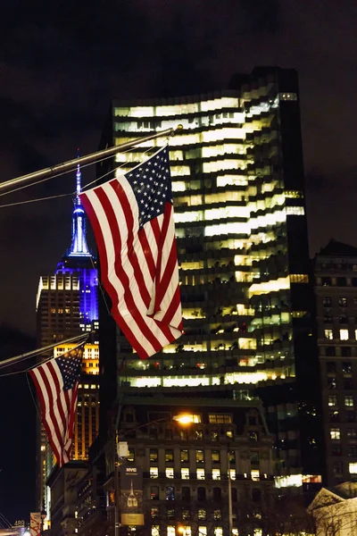 Αμερικανική σημαία κυματίζει από του Μανχάταν (Νέα Υόρκη) κτίρια στο Νι — Φωτογραφία Αρχείου