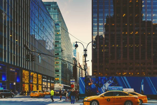 Manhattan (Nova Iorque) rua ao entardecer, leste 42nd st — Fotografia de Stock