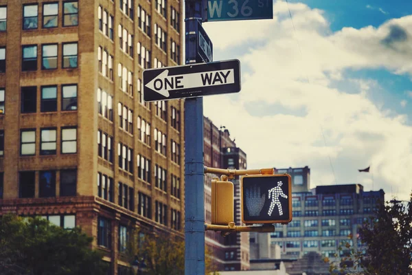 Cartel callejero de Manhattan (Nueva York) con edificio bokeh —  Fotos de Stock