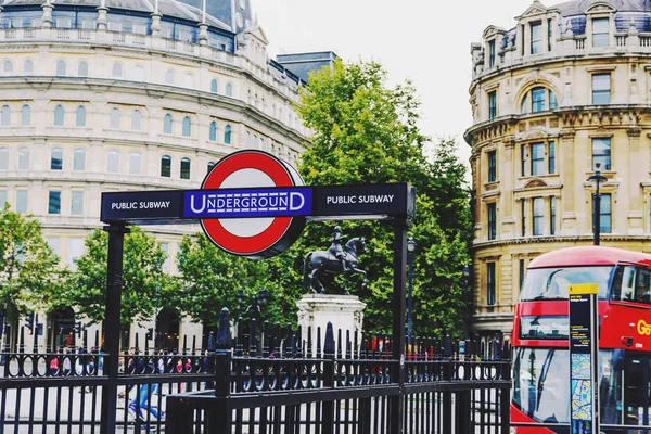 Entrada subterránea y autobús rojo en Trafalgar Square, Londres — Foto de Stock
