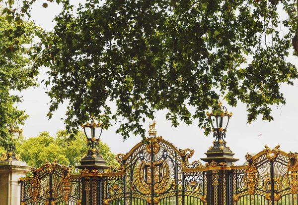 Green Park's gates in front of Buckingham Palace in London — Stock Photo, Image