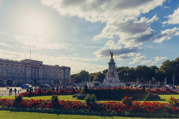 La hermosa ubicación del Palacio de Buckingham — Foto de Stock