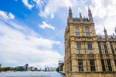 Westminser Sarayı Londra ve nehir görünümünü yaz 