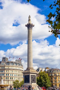 Londra'nın Nelson heykeli Trafalgar Meydanı'nda bir güneşli yaz gününde