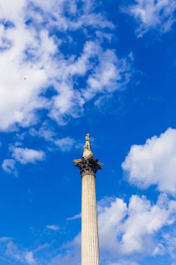 Londra'nın Nelson heykeli Trafalgar Meydanı'nda bir güneşli yaz gününde