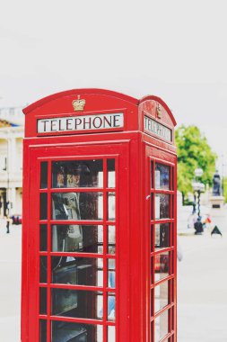  Londra'nın merkezi karakteristik kırmızı telefon kutusunda aşağıdakilerden