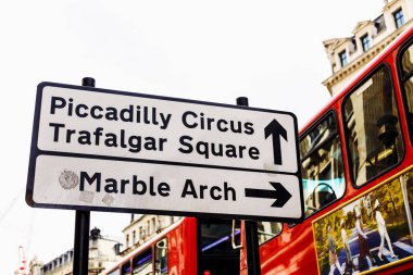 yol işareti Londra'daki ünlü simge Çift katlı alçak taban ile listeleme 