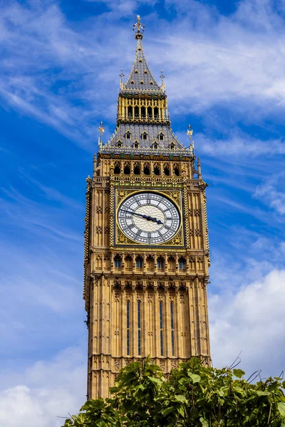 Dettaglio della torre dell'orologio Big Ben circondato da un bel blu — Foto Stock