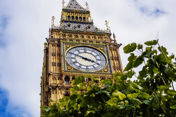 Dettaglio della torre dell'orologio Big Ben circondato da un bel blu — Foto Stock