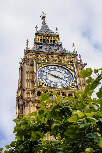 Detail of the Big Ben clock tower  surrounded by a pretty blue — Stock Photo, Image