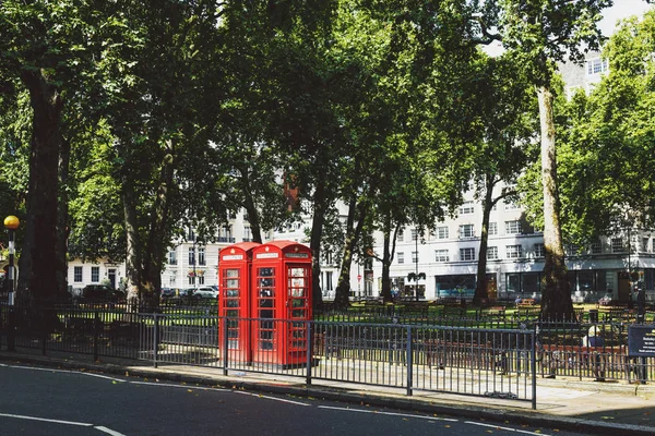 Una de las características cabinas telefónicas rojas en el centro de Londres en Mayfair — Foto de Stock