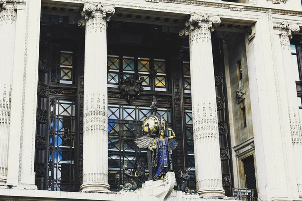 ロンドン中心部の歴史的なセルフリッジ百貨店の外観の詳細 — ストック写真