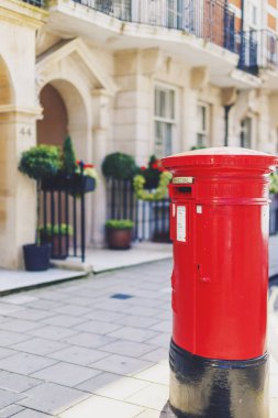 Mayfair merkezi Londra'da bulunan karakteristik kırmızı posta kutusu
