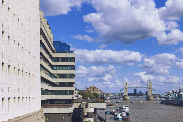 Londra'nın cityscape thames Nehri üzerinden görünümünü de dahil olmak üzere — Stok fotoğraf