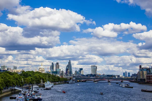 Vista del paesaggio urbano di Londra dal Tamigi, tra cui il — Foto Stock