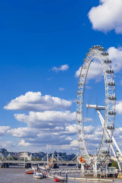Cityscape de Londres incluindo o London Eye em um verão ensolarado d — Fotografia de Stock