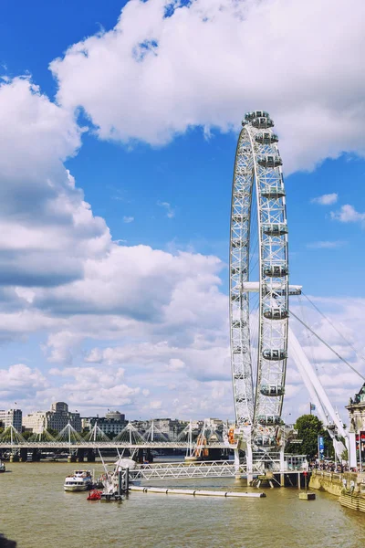 Paesaggio urbano di Londra compreso il London Eye in una soleggiata estate d — Foto Stock