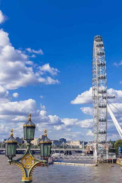 Paesaggio urbano di Londra compreso il London Eye in una soleggiata estate d — Foto Stock