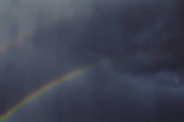 Драматичне штормове небо з яскравою веселкою — стокове фото