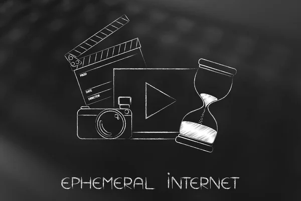 Video met camera en ciak naast zandloper, efemere internet — Stockfoto