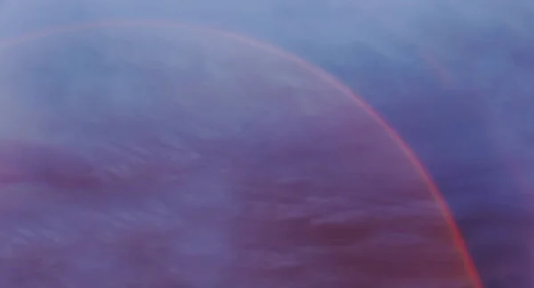 Impressionante céu tempestade com arco-íris duplo vívido — Fotografia de Stock