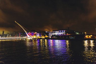 Samuel Beckett Köprüsü ve Dublin'in docklands Li Nehri üzerinde