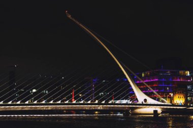 Samuel Beckett Köprüsü ve Dublin'in docklands Li Nehri üzerinde